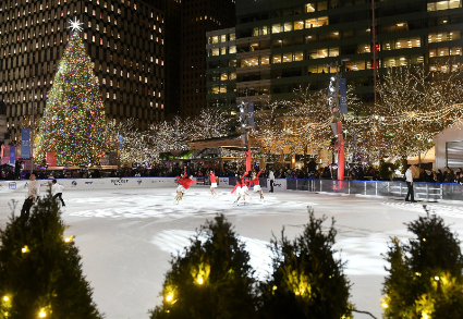 Scores flood downtown Detroit for 'beautiful' tree lighting - LookUp ...